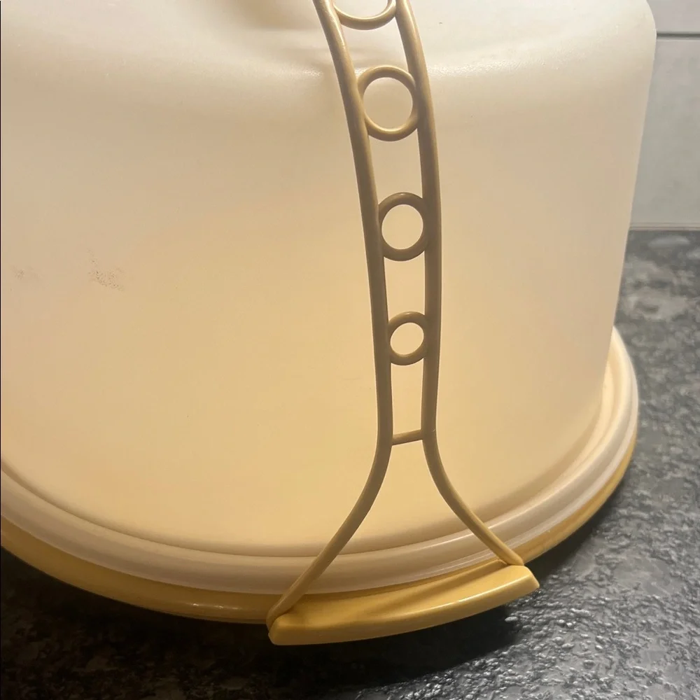 Vintage Tupperware Yellow and White Cake Carrier WITH handle. Exc preloved shape